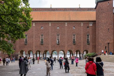 Stockholm, İsveç - 25 Temmuz 2023 Stockholm Belediye Meclisi, İsveç 'teki Stockholm Belediye Meclisi binasıdır. Mlar Gölü kıyısındaki Kungsholmen Adası 'nda yer almaktadır. Mimar Ragnar Stberg tarafından tasarlandı.