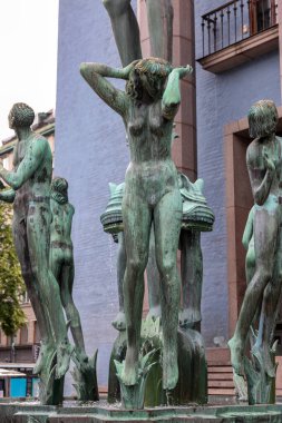 Stockholm, İsveç - 25 Temmuz 2023 Bronz Çeşme, Carl Milles 'in Orfeus-brunnen' i Stockholm Konser Salonu 'nun girişinin önünde.