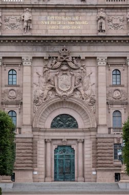Stockholm, İsveç - 26 Temmuz 2023 'te Riksplan' dan Helgeandsholmen 'deki Riksdag' ın doğu kanadında görüldü. Stockholm, İsveç