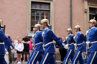 Stockholm, İsveç - 26 Haziran 2023 Stockholm, İsveç Kraliyet Sarayı 'nda muhafız seremonisinin değiştirilmesi