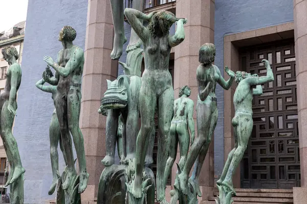 Stockholm, İsveç - 25 Temmuz 2023 Bronz Çeşme, Carl Milles 'in Orfeus-brunnen' i Stockholm Konser Salonu 'nun girişinin önünde.