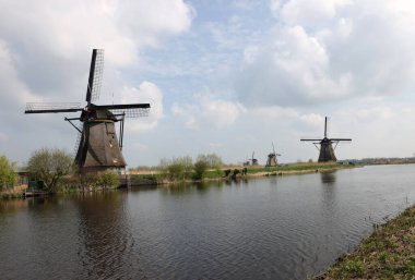 Hollanda, Kinderdijk 'teki yel değirmenleri, UNESCO' nun dünya mirası. 1740 Sisteminde inşa edilen yel değirmenleri, sel baskınlarını önlemek için daha büyük bir su yönetim sisteminin parçasıdır..