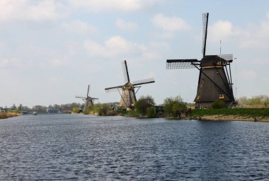 Hollanda, Kinderdijk 'teki yel değirmenleri, UNESCO' nun dünya mirası. 1740 Sisteminde inşa edilen yel değirmenleri, sel baskınlarını önlemek için daha büyük bir su yönetim sisteminin parçasıdır..