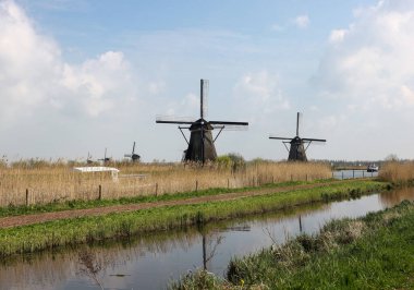 Hollanda, Kinderdijk 'teki yel değirmenleri, UNESCO' nun dünya mirası. 1740 'larda inşa edilen 19 adet yel değirmeni, sel baskınını önlemek için daha büyük bir su yönetim sisteminin parçasıdır..