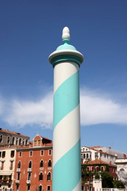 Venedik 'te mavi ve beyaz ahşap demirleme direği. İtalya