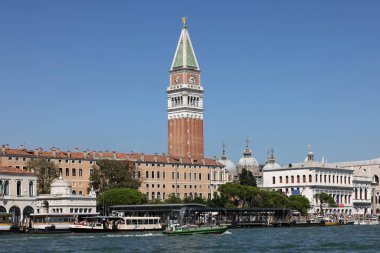 Venedik, İtalya - 5 Eylül 2022: Saint Mark Kulesi Venedik 'teki San Marco bölgesinin mimarisinin üzerinde yükseliyor. İtalya