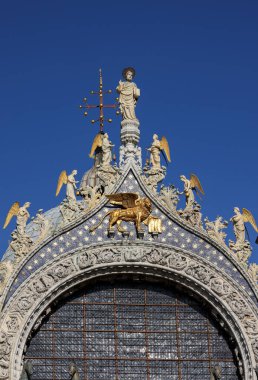 İtalya, Venedik 'teki St. Mark Bazilikası' nın üst cephesi.