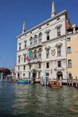 Venedik, İtalya - 6 Eylül 2022: Palazzo Balbi, Venedik 'in Dorsoduro bölgesindeki Grande Kanalı' nda bulunan bir saray. Şu anda Venedik Bölgesi Başkanı ve bölgesel konseyin merkezidir.