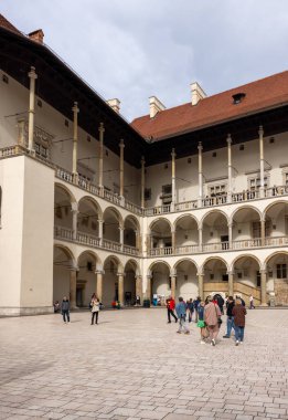 Cracow, Polonya - 1 Ekim 2023 Wawel Hill 'deki Wawel Royal Castle' da Rönesans tarzı avlu.