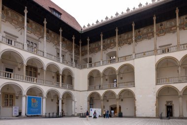 Cracow, Polonya - 1 Ekim 2023 Wawel Hill 'deki Wawel Royal Castle' da Rönesans tarzı avlu.