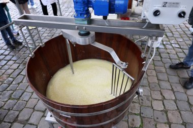 Gouda, Hollanda - 20 Nisan 2023: Hollanda 'nın Gouda kentindeki belediye binasında peynir üretim sürecinin sunumu