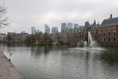 Binnenhof cephesi - Hollanda Parlamentosu Hofvijver gölü, Lahey, Hollanda;