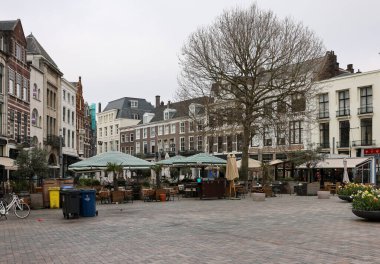 Lahey, Hollanda - 17 Nisan 2023: Lahey 'deki meydanlardan biri olan De Plaats' taki Geleneksel Binalar