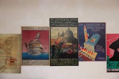 Venedik, İtalya - 7 Mayıs 2024: 60 Venedik Sanat Bienali, Venedik. Giardini 'deki merkez pavyonda Venedik Bienali' nin reklamını yapan eski posterler sunuldu.