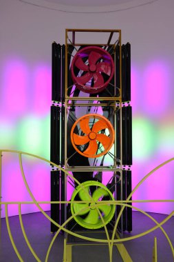 Venedik, İtalya - 7 Mayıs 2024: Venedik 'te Yabancılar Her Yerde 60. Venedik Sanat Bienali. Macar Pavillon 'unda Mrton Nemes tarafından tasarlanan Techno Zen. Ses, görsel ve etkileşimli bileşenlerle çok duyusal kurulum.