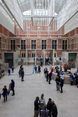 Amsterdam, Hollanda - 21 Nisan 2023: Rijksmuseum, orijinal iç avludaki insanlar, Atrium 'un görkemli yeni giriş alanını yaratmak için yeniden tasarlandı.