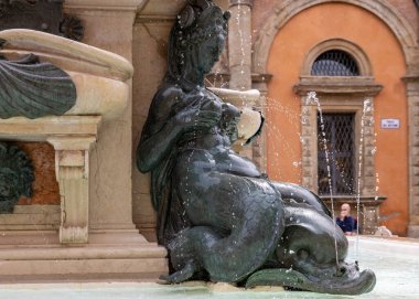 Giambologna 'nın Bologna' daki Piazza Maggiore 'daki Neptün Çeşmesi. İtalya. Emziren bir Nereid ile ayrıntı