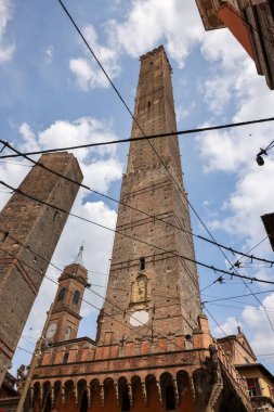 Bologna, Emilia-Romagna, İtalya 'da iki ünlü düşen kule Asinelli ve Garisenda 