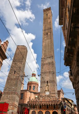 Bologna, Emilia-Romagna, İtalya 'da iki ünlü düşen kule Asinelli ve Garisenda 