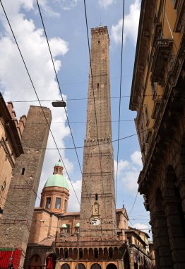 Bologna, Emilia-Romagna, İtalya 'da iki ünlü düşen kule Asinelli ve Garisenda 