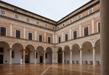 Urbino, İtalya - 12 Eylül 2024: Urbino, İtalya 'daki Ducal Palace' ın çarşı avlusu 
