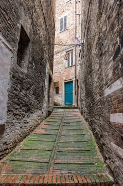 Eski Urbino kasabasında sarp bir cadde. Marş, İtalya