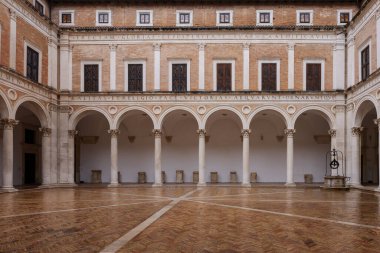 Urbino, İtalya - 12 Eylül 2024: Urbino, İtalya 'daki Ducal Palace' ın çarşı avlusu 