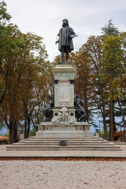 Urbino 'daki Raffaello Sanzio heykeli. Marş, İtalya
