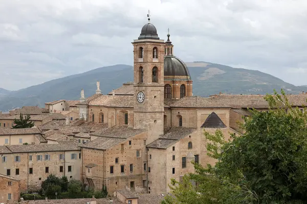 Urbino şehrinin manzarası. Marş, İtalya