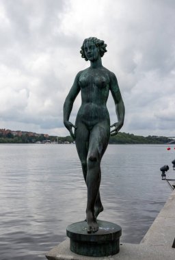 Stockholm, İsveç - 25 Temmuz 2023: Stockholm Belediye Binası 'nın bahçesinde bulunan Dansen (dans) heykeli. Yazan Carl Eldh