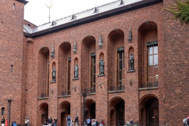 Stockholm, İsveç - 25 Temmuz 2023 Stockholm Belediye Meclisi, İsveç 'teki Stockholm Belediye Meclisi binasıdır. Mlar Gölü kıyısındaki Kungsholmen Adası 'nda yer almaktadır. Mimar Ragnar Stberg tarafından tasarlandı.
