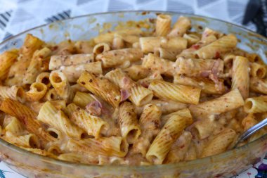 Jambonlu fırında makarna.