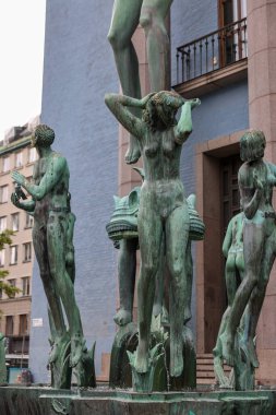 Stockholm, İsveç - 25 Temmuz 2023 Bronz Çeşme, Carl Milles 'in Orfeus-brunnen' i Stockholm Konser Salonu 'nun girişinin önünde.