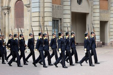 Stockholm, İsveç - 26 Haziran 2023 Stockholm, İsveç Kraliyet Sarayı 'nda muhafız seremonisinin değiştirilmesi