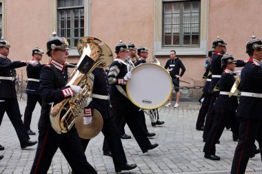 Stockholm, İsveç - 26 Haziran 2023 Stockholm, İsveç Kraliyet Sarayı 'nda muhafız seremonisinin değiştirilmesi