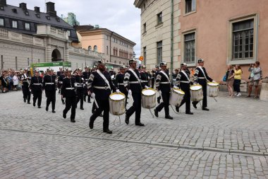 Stockholm, İsveç - 26 Haziran 2023 Stockholm, İsveç Kraliyet Sarayı 'nda muhafız seremonisinin değiştirilmesi