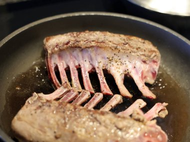 Tavada ızgara yapılmış baharatlı kuzu eyeri.