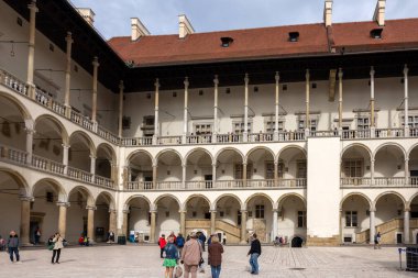 Cracow, Polonya - 1 Ekim 2023 Wawel Hill 'deki Wawel Royal Castle' da Rönesans tarzı avlu.