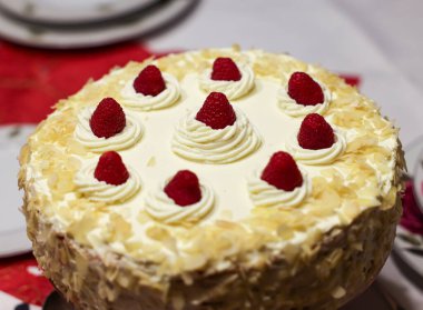 Badem ve ahududu ile süslenmiş lezzetli ve cezbedici bir pasta.