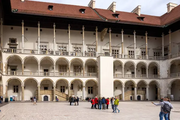 Cracow, Polonya - 1 Ekim 2023 Wawel Hill 'deki Wawel Royal Castle' da Rönesans tarzı avlu.