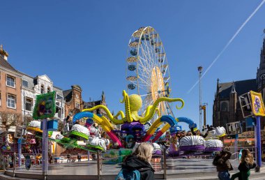 Haarlem, Hollanda - 19 Nisan 2023: Haarlem 'deki Grote Markt Meydanı' nda dönme dolabı olan bir lunapark