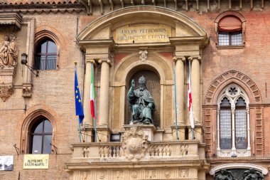 Bolonya, İtalya - 9 Mayıs 2024: İtalya 'nın Bologna kentindeki Palazzo d' Accursio Geçidi üzerinde Bolonez Papa XIII. Gregory 'nin bronz heykeli