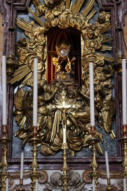Bologna, İtalya - 9 Mayıs 2024: San Petronio Kilisesi San Petronio Bazilikası 'ndaki Bolognese Barok mimarisi örneği. İtalya