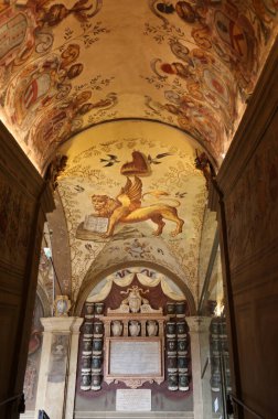 Bologna, İtalya - 9 Mayıs 2024: Archiginnasio Belediye Kütüphanesi 'nde öğrencilerin arması