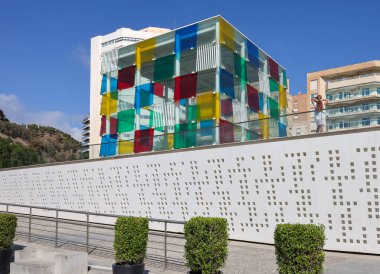 Malaga, İspanya - 10 Eylül 2023: Malaga 'daki Pompidou Modern Sanat Müzesi' nde çok renkli cam küp. İspanya,