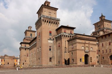 Estense Kalesi, 14. yüzyıldan kalma dört kulelik bir kale, Ferrara, Emilia-Romagna, İtalya