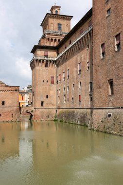 Estense Kalesi, 14. yüzyıldan kalma dört kulelik bir kale, Ferrara, Emilia-Romagna, İtalya
