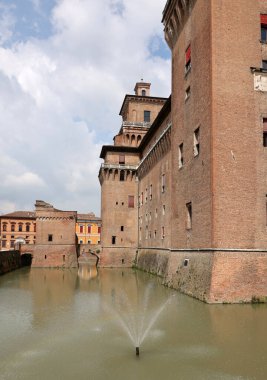 Estense Kalesi, 14. yüzyıldan kalma dört kulelik bir kale, Ferrara, Emilia-Romagna, İtalya