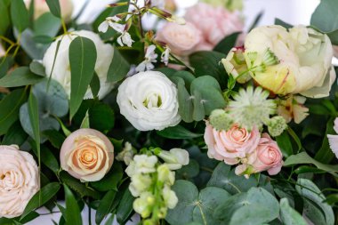 Gülleri, karanfilleri ve astrantisi olan güzel bir çiçek buketi.