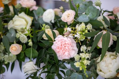 Gülleri, karanfilleri ve astrantisi olan güzel bir çiçek buketi.